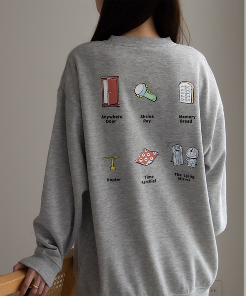 Mac-House（マックハウス）の「I'ｍ Doraemon ワンポイント刺繍 バックプリント トレーナー（スウェット・レディース・ブルー系その他/杢グレー/ライトベージュ・フリー）」の2枚目の写真