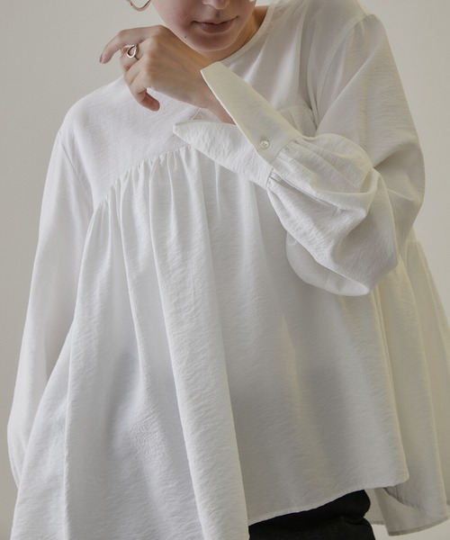 SALON adam et rope'(サロン アダム エ ロペ)の「ポプリンギャザーペプラムブラウス(シャツ/ブラウス・レディース・ブラック/ホワイト・FREE)」の5枚目の写真
