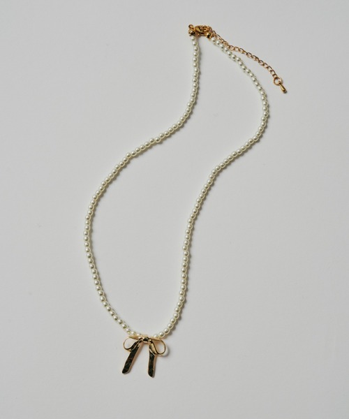whim（ウィム）の「Ribbon charm pearl necklace（ネックレス・レディース・シルバー/ゴールド・FREE）」の3枚目の写真
