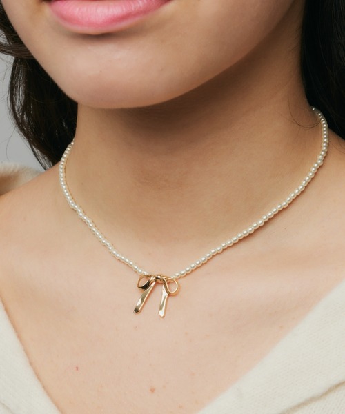 whim（ウィム）の「Ribbon charm pearl necklace（ネックレス・レディース・シルバー/ゴールド・FREE）」の7枚目の写真