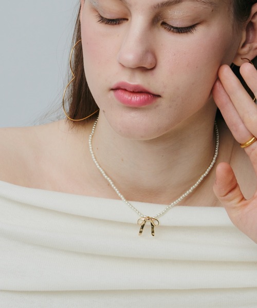 whim（ウィム）の「Ribbon charm pearl necklace（ネックレス・レディース・シルバー/ゴールド・FREE）」の5枚目の写真