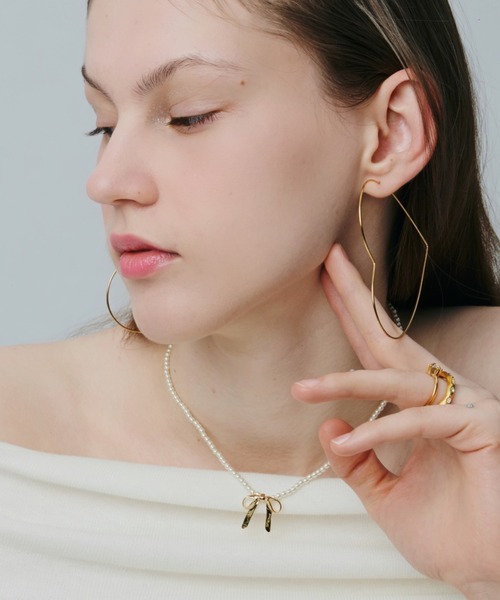 whim（ウィム）の「Ribbon charm pearl necklace（ネックレス・レディース・シルバー/ゴールド・FREE）」の4枚目の写真