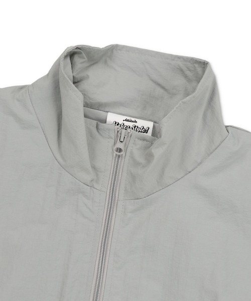 SPINNS(スピンズ)の「【ユニセックスで着用可能】ERROR刺繍ロゴ スタンドカラーナイロンブルゾン(ナイロンジャケット・メンズ・グレー/オフホワイト/ネイビー/ブラック/グリーン系その他・ONESIZE)」の10枚目の写真