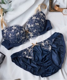 Dolce Fiora（ドルチェフィオラ）の「人気のベーシックシリーズ、シンプルデザインでデイリー使いにおすすめです！エンブロイダリーブラジャー＆ショーツセット（ブラ&ショーツ）」