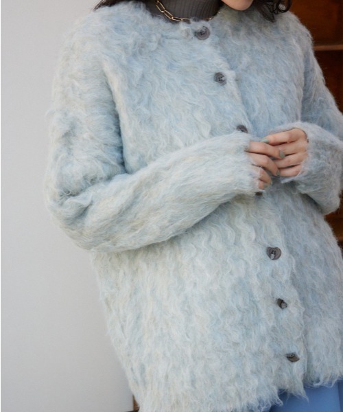 AZUL by moussy(アズールバイマウジー)の「シャギーボタンロングカーディガン(カーディガン/ボレロ・レディース・チャコールグレー/ライトブルー・FREE)」の2枚目の写真