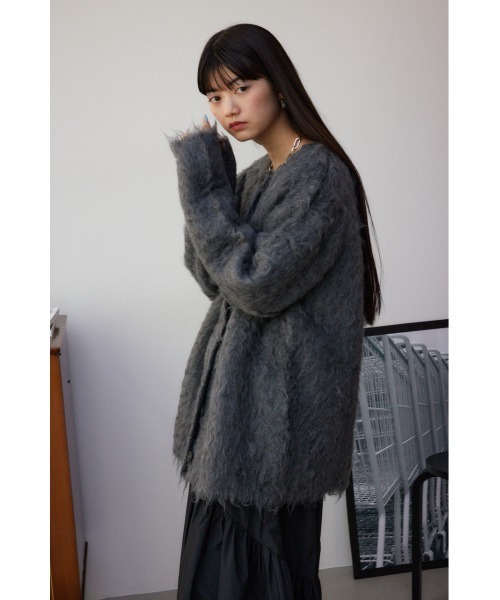 AZUL by moussy(アズールバイマウジー)の「シャギーボタンロングカーディガン(カーディガン/ボレロ・レディース・チャコールグレー/ライトブルー・FREE)」の4枚目の写真