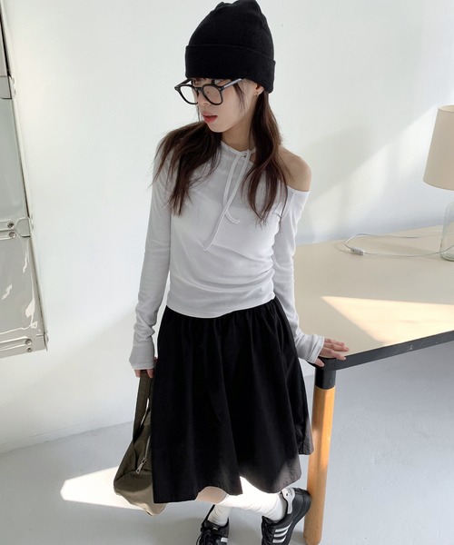 FOLLOWIN（フォロウィン）の「[FLW MADE][バレエコアルック！]ワンオフショルダーチョーカーリボンストラップクロップドティ―（Tシャツ/カットソー・レディース・アイボリー/ブルー/チャコール/ブラック/ピンク・FREE）」の3枚目の写真