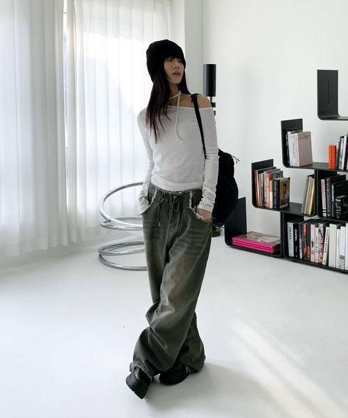 FOLLOWIN（フォロウィン）の「[FLW MADE][バレエコアルック！]ワンオフショルダーチョーカーリボンストラップクロップドティ―（Tシャツ/カットソー・レディース・アイボリー/ブルー/チャコール/ブラック/ピンク・FREE）」の7枚目の写真