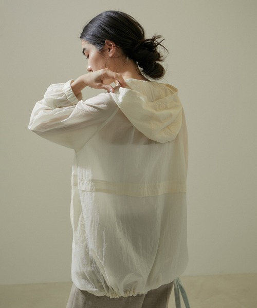 SALON adam et rope'(サロン アダム エ ロペ)の「【WEB限定】ライトヴィンテージシアーフードブルゾン/24SS【洗える】(ブルゾン・レディース・オリーブ/オフホワイト/ブラック・FREE)」の11枚目の写真