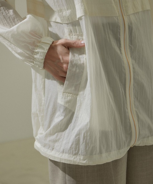 SALON adam et rope'(サロン アダム エ ロペ)の「【WEB限定】ライトヴィンテージシアーフードブルゾン/24SS【洗える】(ブルゾン・レディース・オリーブ/オフホワイト/ブラック・FREE)」の21枚目の写真