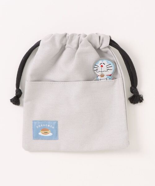 A BAG OF CHIPS(アバッグオブチップス)の「ドラえもん 巾着 ひょっこり刺繍(ポーチ・レディース・グレー/ブラック・ONE SIZE)」の1枚目の写真