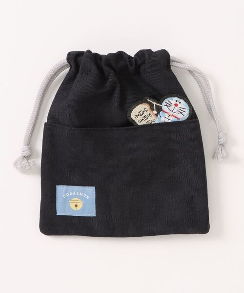 A BAG OF CHIPS(アバッグオブチップス)の「ドラえもん 巾着 ひょっこり刺繍(ポーチ・レディース・グレー/ブラック・ONE SIZE)」の2枚目の写真