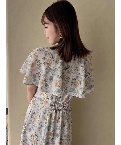 dazzlin(ダズリン)の「ケープフレアフラワーワンピース(ワンピース・レディース・グレー/グリーン・SMALL/MEDIUM)」の4枚目の写真