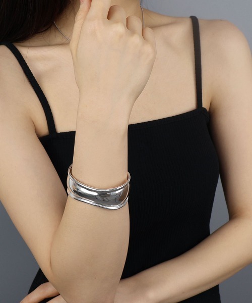 CEMONEMO(セモネモ)の「【金属アレルギー対応】 ワイド ウェーブ バングル / ニッケルフリー(バングル/リストバンド・レディース・ゴールド/シルバー・FREE)」の2枚目の写真