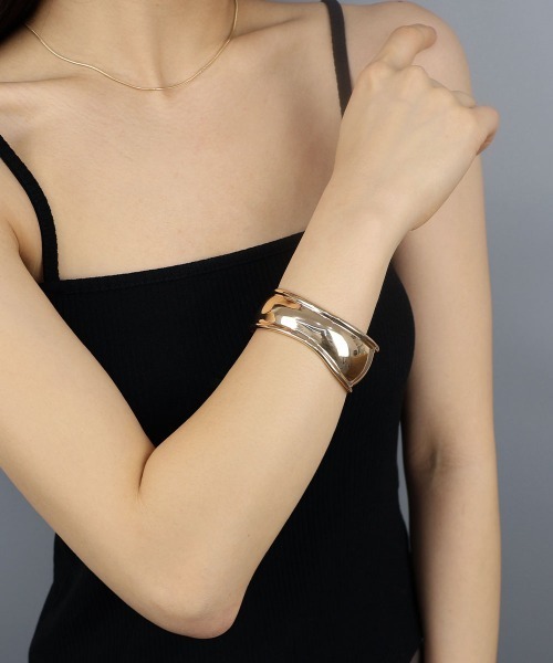 CEMONEMO(セモネモ)の「【金属アレルギー対応】 ワイド ウェーブ バングル / ニッケルフリー(バングル/リストバンド・レディース・ゴールド/シルバー・FREE)」の21枚目の写真