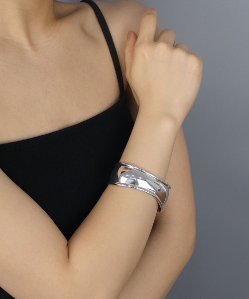 CEMONEMO(セモネモ)の「【金属アレルギー対応】 ワイド ウェーブ バングル / ニッケルフリー(バングル/リストバンド・レディース・ゴールド/シルバー・FREE)」の10枚目の写真