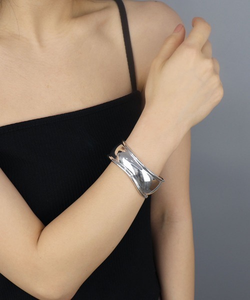 CEMONEMO(セモネモ)の「【金属アレルギー対応】 ワイド ウェーブ バングル / ニッケルフリー(バングル/リストバンド・レディース・ゴールド/シルバー・FREE)」の9枚目の写真