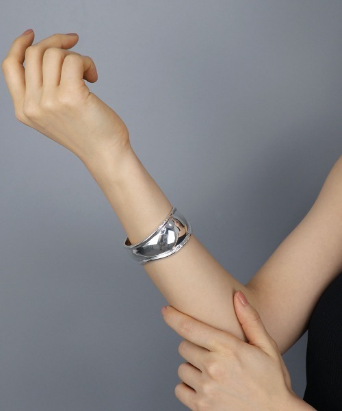 CEMONEMO(セモネモ)の「【金属アレルギー対応】 ワイド ウェーブ バングル / ニッケルフリー(バングル/リストバンド・レディース・ゴールド/シルバー・FREE)」の8枚目の写真