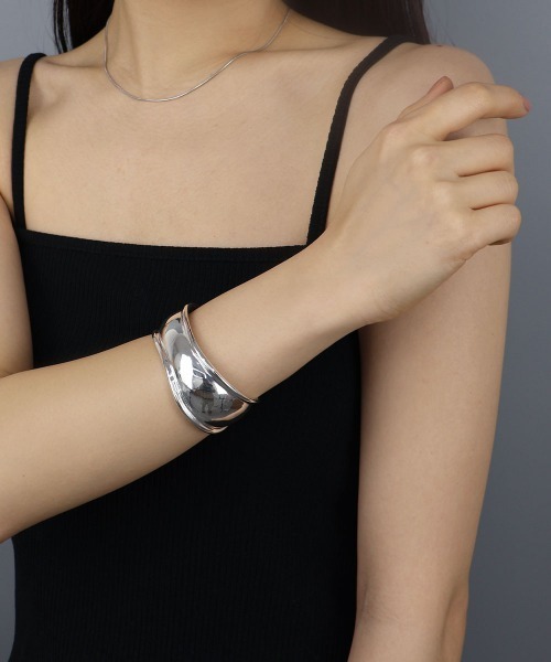 CEMONEMO(セモネモ)の「【金属アレルギー対応】 ワイド ウェーブ バングル / ニッケルフリー(バングル/リストバンド・レディース・ゴールド/シルバー・FREE)」の7枚目の写真