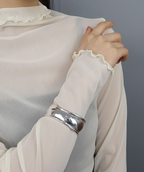 CEMONEMO(セモネモ)の「【金属アレルギー対応】 ワイド ウェーブ バングル / ニッケルフリー(バングル/リストバンド・レディース・ゴールド/シルバー・FREE)」の6枚目の写真