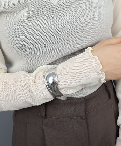 CEMONEMO(セモネモ)の「【金属アレルギー対応】 ワイド ウェーブ バングル / ニッケルフリー(バングル/リストバンド・レディース・ゴールド/シルバー・FREE)」の5枚目の写真