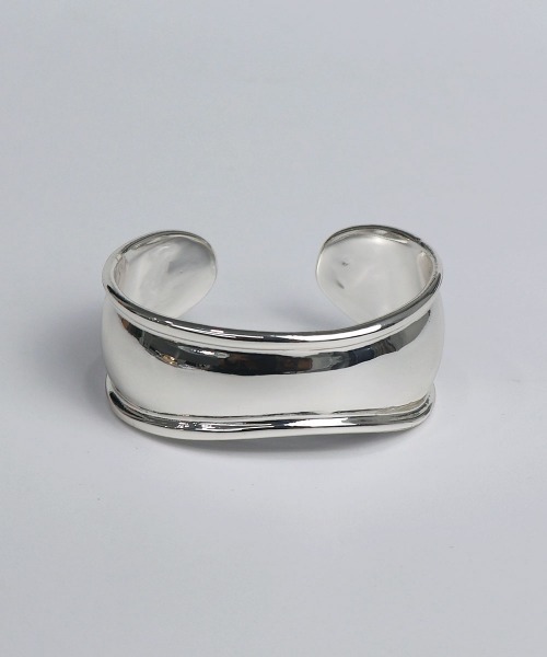 CEMONEMO(セモネモ)の「【金属アレルギー対応】 ワイド ウェーブ バングル / ニッケルフリー(バングル/リストバンド・レディース・ゴールド/シルバー・FREE)」の3枚目の写真