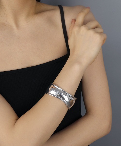 CEMONEMO(セモネモ)の「【金属アレルギー対応】 ワイド ウェーブ バングル / ニッケルフリー(バングル/リストバンド・レディース・ゴールド/シルバー・FREE)」の22枚目の写真