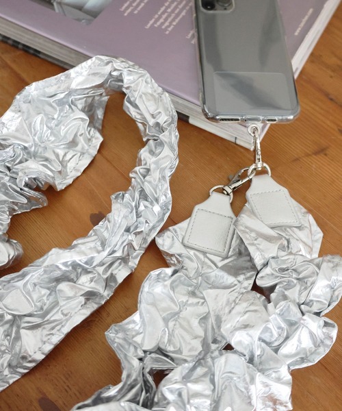 LEPSIM(レプシィム)の「クシュクシュスマホストラップ 113694(スマホグッズ・レディース・ホワイト/アイボリー/ブラック・ONE SIZE)」の1枚目の写真