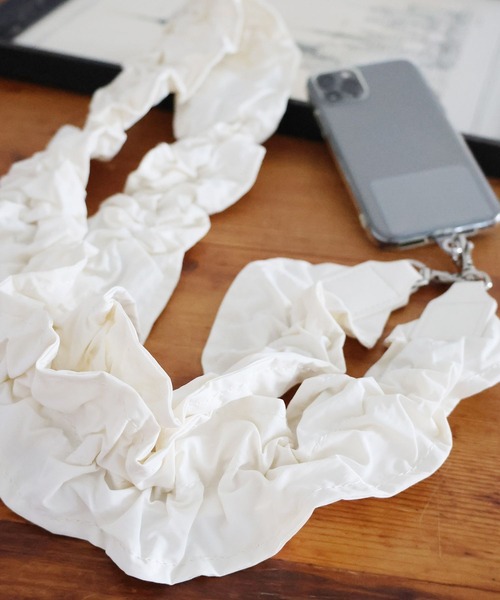 LEPSIM(レプシィム)の「クシュクシュスマホストラップ 113694(スマホグッズ・レディース・ホワイト/アイボリー/ブラック・ONE SIZE)」の2枚目の写真