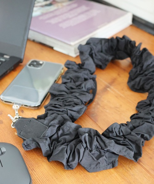 LEPSIM(レプシィム)の「クシュクシュスマホストラップ 113694(スマホグッズ・レディース・ホワイト/アイボリー/ブラック・ONE SIZE)」の3枚目の写真