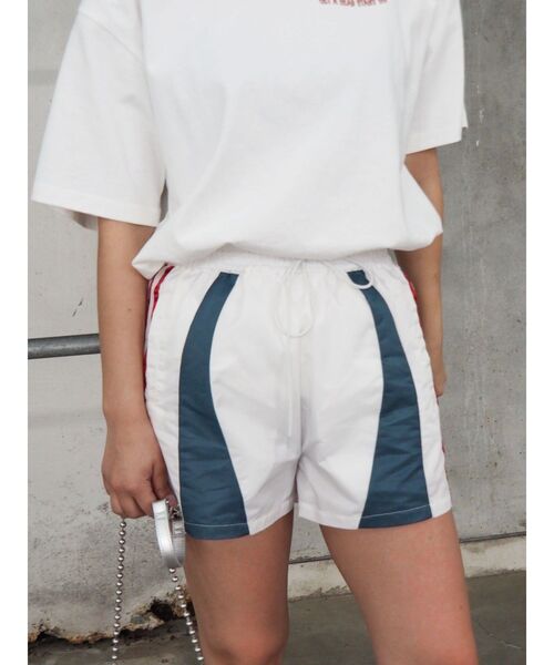 EVRIS(エヴリス)の「サイドライントラックショートパンツ(その他パンツ・レディース・ネイビー/ホワイト・FREE)」の1枚目の写真