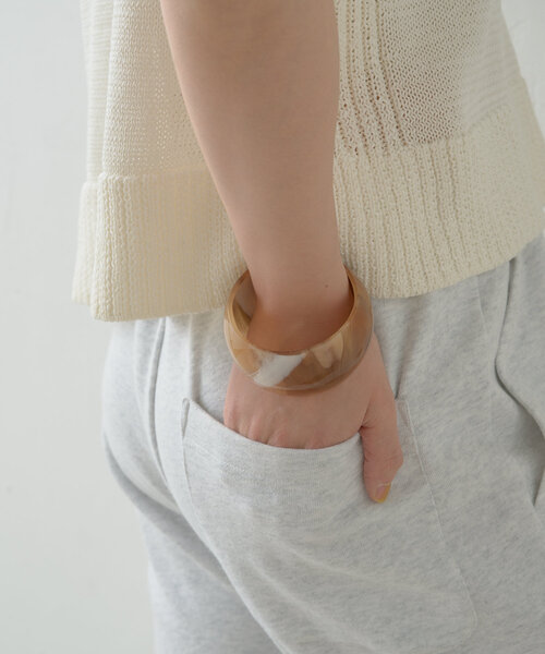 Omekashi(オメカシ)の「マーブルワイドバングル(ブレスレット・レディース・ベージュ・ONE SIZE)」の1枚目の写真