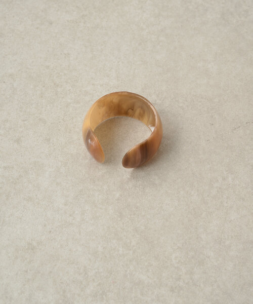 Omekashi(オメカシ)の「マーブルワイドバングル(ブレスレット・レディース・ベージュ・ONE SIZE)」の2枚目の写真