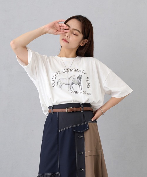NICOLE CLUB(ニコル クラブ)の「ホースプリント+刺繍TEE(Tシャツ/カットソー・レディース・イエロー/オフホワイト/チャコールグレー・FREE)」の1枚目の写真