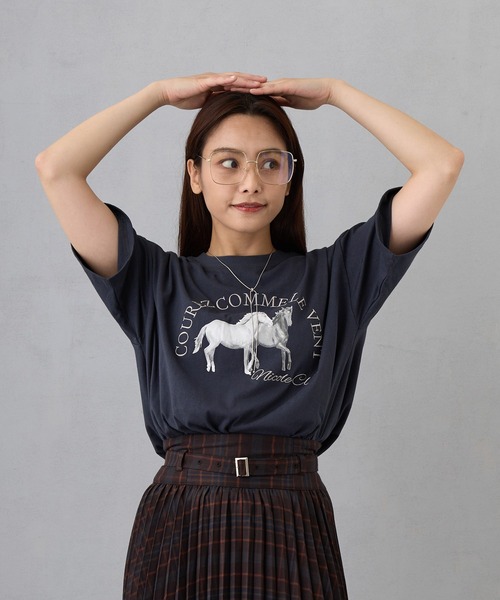 NICOLE CLUB(ニコル クラブ)の「ホースプリント+刺繍TEE(Tシャツ/カットソー・レディース・イエロー/オフホワイト/チャコールグレー・FREE)」の2枚目の写真