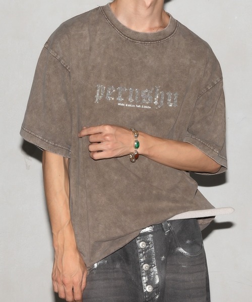 Perushu(ペルーシュ)の「スタッズロゴヴィンテージライクTシャツ(Tシャツ/カットソー・メンズ・ブルー/ブラック/ブラウン・MEDIUM/LARGE)」の1枚目の写真