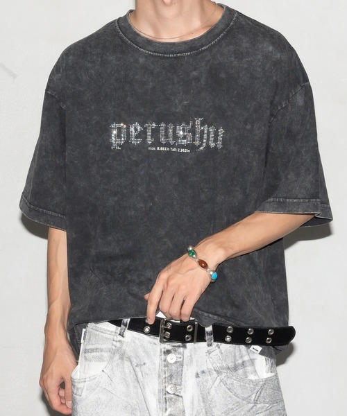 Perushu(ペルーシュ)の「スタッズロゴヴィンテージライクTシャツ(Tシャツ/カットソー・メンズ・ブルー/ブラック/ブラウン・MEDIUM/LARGE)」の2枚目の写真