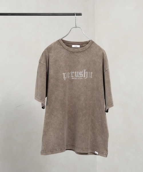 Perushu(ペルーシュ)の「スタッズロゴヴィンテージライクTシャツ(Tシャツ/カットソー・メンズ・ブルー/ブラック/ブラウン・MEDIUM/LARGE)」の4枚目の写真