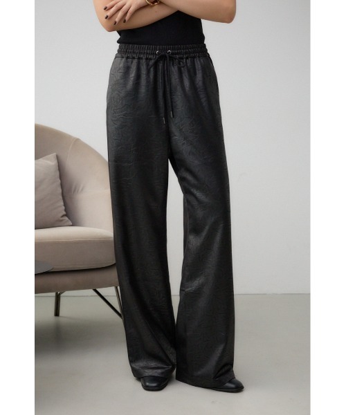 AZUL by moussy（アズールバイマウジー）の「レザーライクリラックスワイドパンツ（スラックス・レディース・ダークブラウン/ブラック・SMALL/MEDIUM）」の2枚目の写真