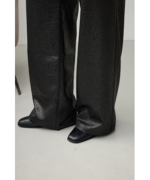 AZUL by moussy（アズールバイマウジー）の「レザーライクリラックスワイドパンツ（スラックス・レディース・ダークブラウン/ブラック・SMALL/MEDIUM）」の11枚目の写真