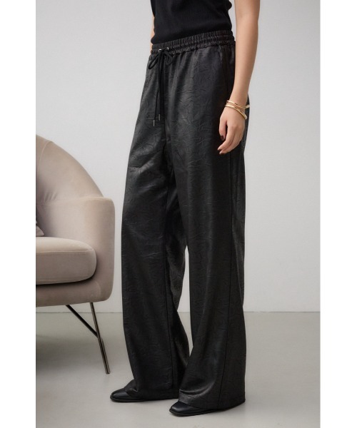 AZUL by moussy（アズールバイマウジー）の「レザーライクリラックスワイドパンツ（スラックス・レディース・ダークブラウン/ブラック・SMALL/MEDIUM）」の12枚目の写真