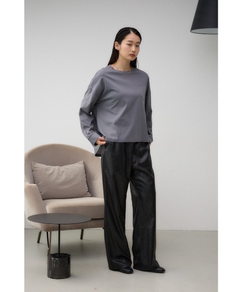 AZUL by moussy（アズールバイマウジー）の「レザーライクリラックスワイドパンツ（スラックス・レディース・ダークブラウン/ブラック・SMALL/MEDIUM）」の14枚目の写真