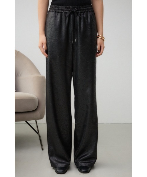 AZUL by moussy（アズールバイマウジー）の「レザーライクリラックスワイドパンツ（スラックス・レディース・ダークブラウン/ブラック・SMALL/MEDIUM）」の15枚目の写真