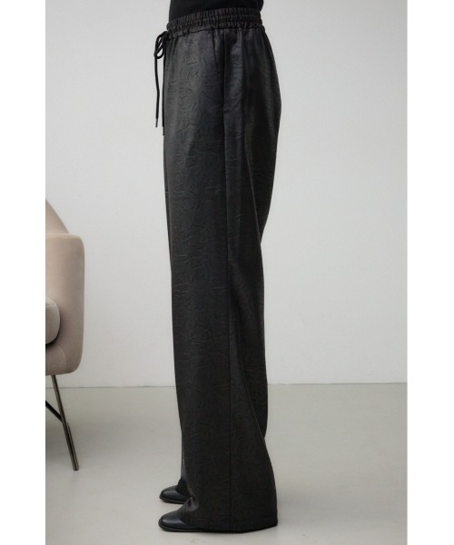 AZUL by moussy（アズールバイマウジー）の「レザーライクリラックスワイドパンツ（スラックス・レディース・ダークブラウン/ブラック・SMALL/MEDIUM）」の16枚目の写真
