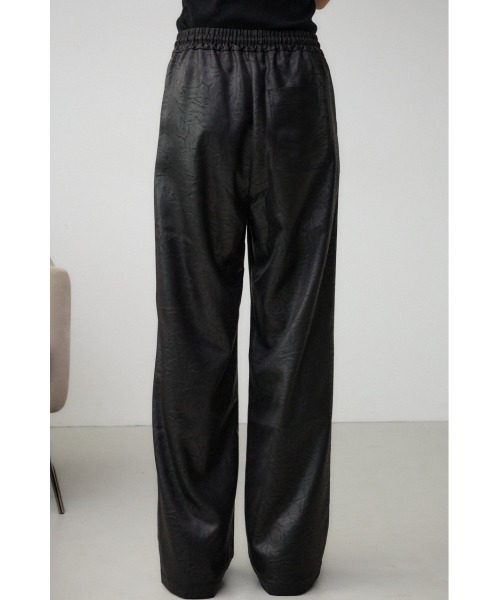 AZUL by moussy（アズールバイマウジー）の「レザーライクリラックスワイドパンツ（スラックス・レディース・ダークブラウン/ブラック・SMALL/MEDIUM）」の17枚目の写真