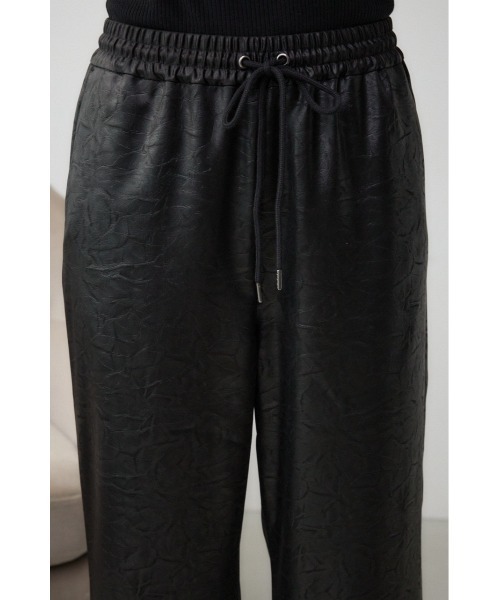 AZUL by moussy（アズールバイマウジー）の「レザーライクリラックスワイドパンツ（スラックス・レディース・ダークブラウン/ブラック・SMALL/MEDIUM）」の18枚目の写真