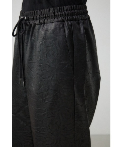 AZUL by moussy（アズールバイマウジー）の「レザーライクリラックスワイドパンツ（スラックス・レディース・ダークブラウン/ブラック・SMALL/MEDIUM）」の20枚目の写真