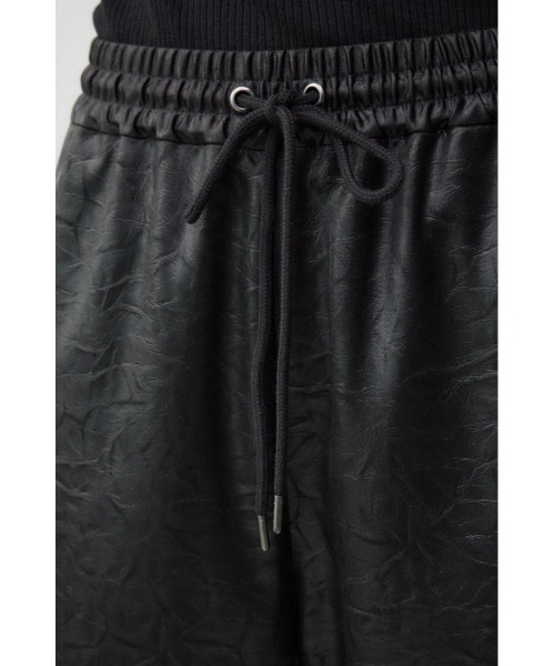 AZUL by moussy（アズールバイマウジー）の「レザーライクリラックスワイドパンツ（スラックス・レディース・ダークブラウン/ブラック・SMALL/MEDIUM）」の21枚目の写真