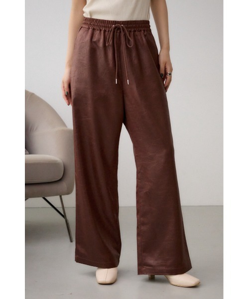 AZUL by moussy（アズールバイマウジー）の「レザーライクリラックスワイドパンツ（スラックス・レディース・ダークブラウン/ブラック・SMALL/MEDIUM）」の22枚目の写真