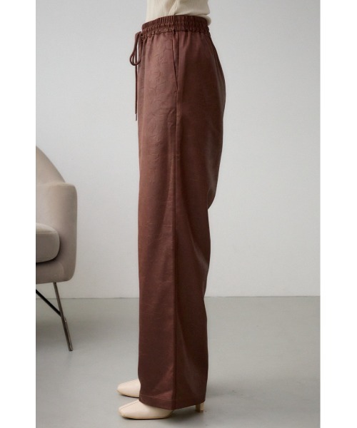 AZUL by moussy（アズールバイマウジー）の「レザーライクリラックスワイドパンツ（スラックス・レディース・ダークブラウン/ブラック・SMALL/MEDIUM）」の4枚目の写真